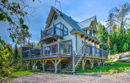 Beautiful Chalet with Beachfront